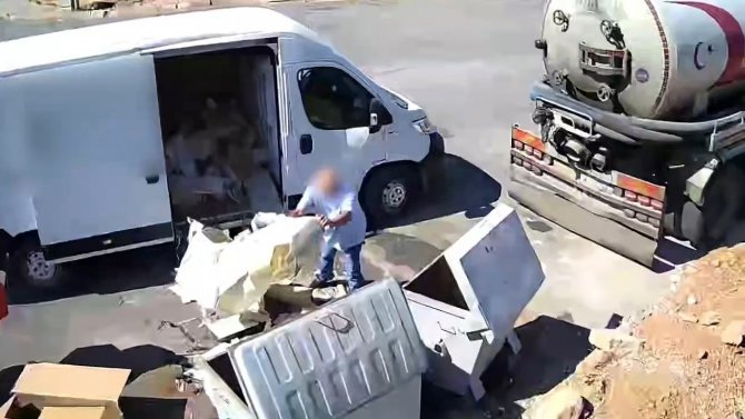 Önce Attı, Kameraya Yakalanınca Geri Topladı