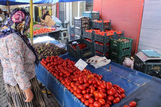 Aydın’da Pazarda Fiyatlar Yarıya Düştü