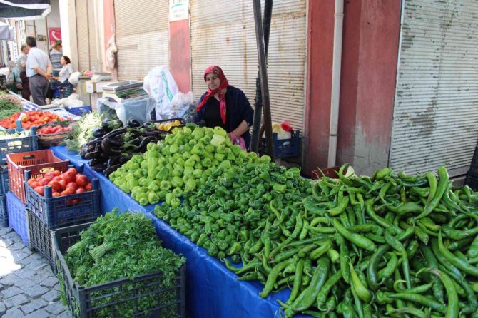 Aydın’da Pazarda Fiyatlar Yarıya Düştü
