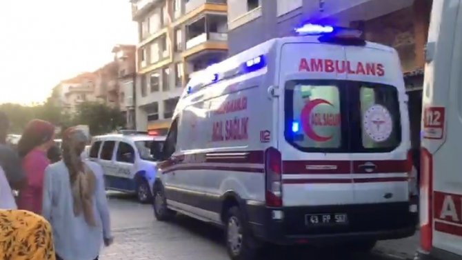 Apartman Yangınında Dumandan Etkilenen 5 Kişi İtfaiye Tarafından Kurtarıldı