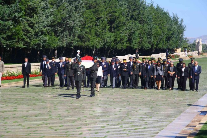 Kktc Büyükelçiliği Çalışanları Barış Ve Özgürlük Bayramı’nın 48’inci Yılında Anıtkabir’de