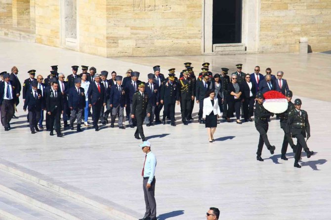 Kktc Büyükelçiliği Çalışanları Barış Ve Özgürlük Bayramı’nın 48’inci Yılında Anıtkabir’de