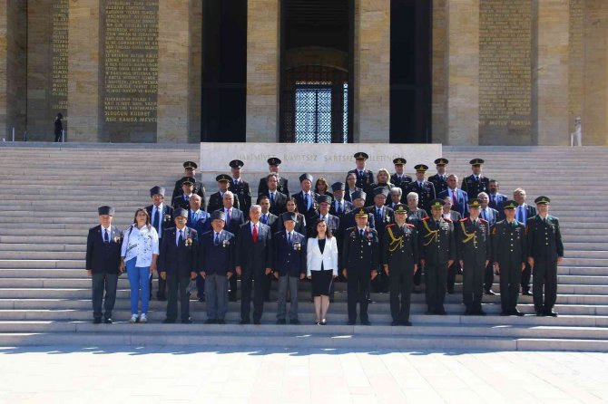 Kktc Büyükelçiliği Çalışanları Barış Ve Özgürlük Bayramı’nın 48’inci Yılında Anıtkabir’de