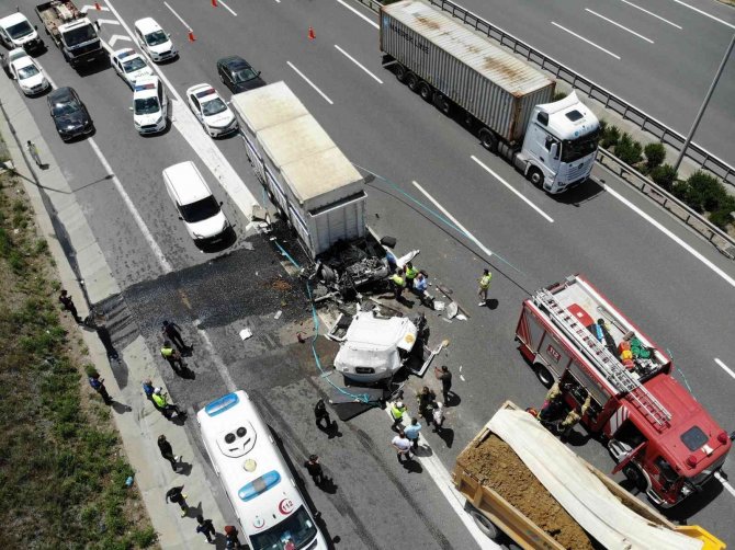 Kuzey Marmara Otoyolu’ndaki Feci Kazada Kamyon İkiye Bölündü: 1 Ölü