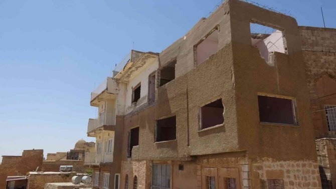 Mardin’in Tarihi Silüetini Bozan Bir Yapı Daha Yıkılıyor
