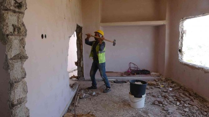 Mardin’in Tarihi Silüetini Bozan Bir Yapı Daha Yıkılıyor