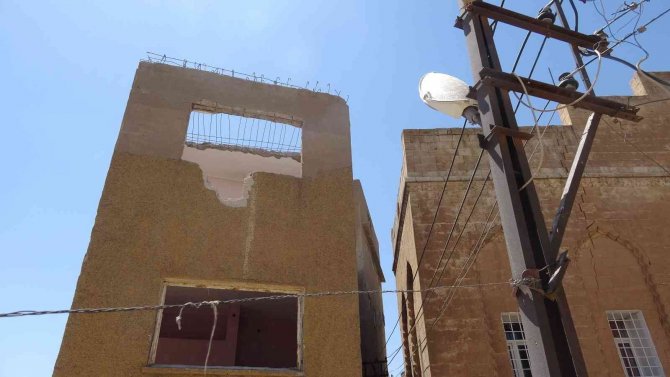 Mardin’in Tarihi Silüetini Bozan Bir Yapı Daha Yıkılıyor