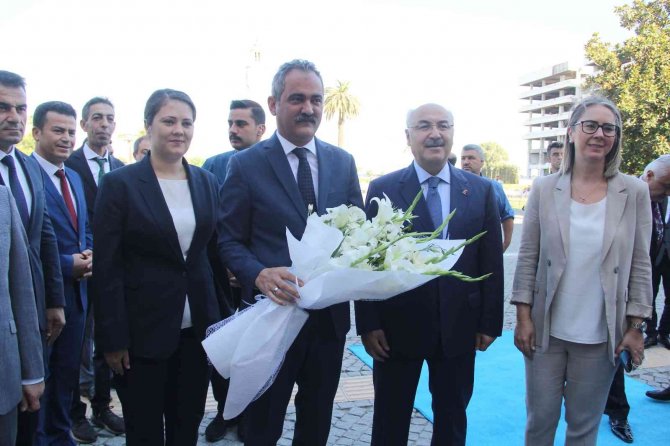 Bakan Özer’den İ̇zmir’e Eğitim Yatırımı Müjdesi