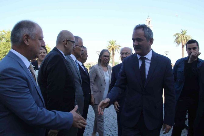 Bakan Özer’den İ̇zmir’e Eğitim Yatırımı Müjdesi