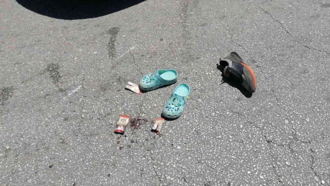 Ters Yönden Gelip Otomobille Çarpışan Motosikletteki Baba Oğul Kask Sayesinde Hayata Tutundu: 2 Yaralı