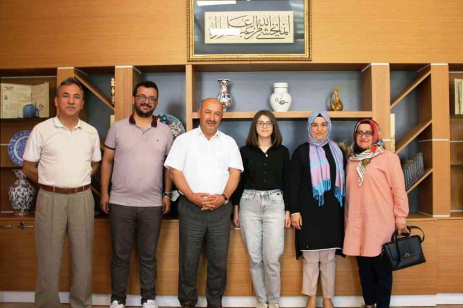 Müdür Başyiğit, Yks Türkiye 32’ncisi Zeynep Mert’i Tebrik Etti