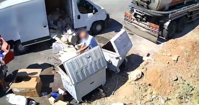 Önce Attı, Kameraya Yakalanınca Geri Topladı