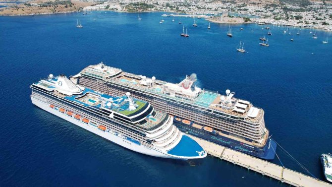 Bodrum’a 2 Dev Gemi Birden Geldi