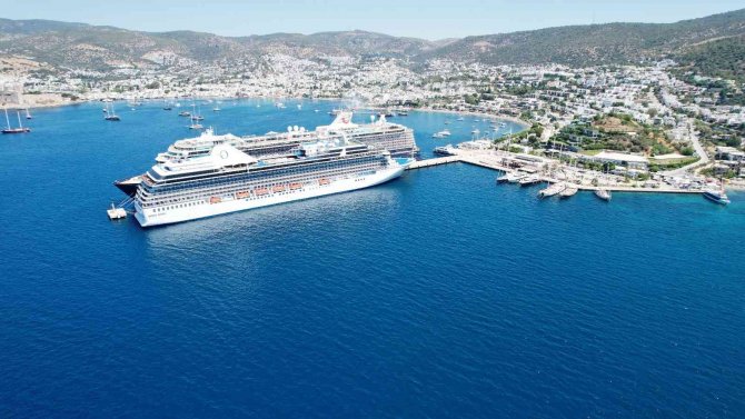 Bodrum’a 2 Dev Gemi Birden Geldi