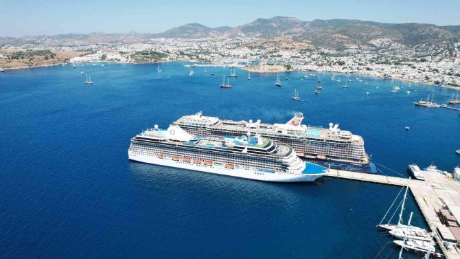 Bodrum’a 2 Dev Gemi Birden Geldi