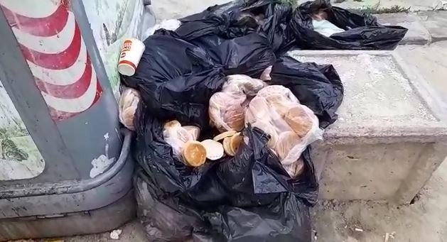 İ̇srafın Böylesi: 15 Poşet Ekmeği Çöpe Bıraktılar
