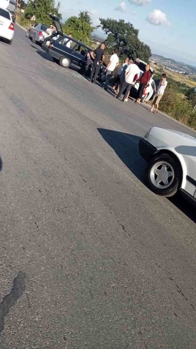 Sakarya’da İki Otomobil Çarpıştı: 6 Yaralı