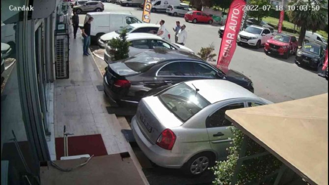 Sancaktepe’de Çatıdan Düşen Şemsiyeden 3 Saniye İle Kurtuldu