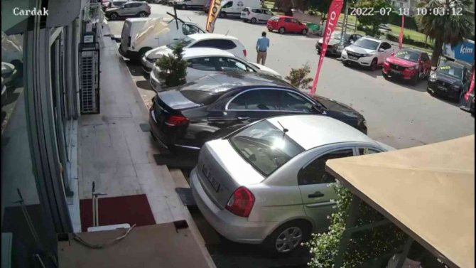 Sancaktepe’de Çatıdan Düşen Şemsiyeden 3 Saniye İle Kurtuldu