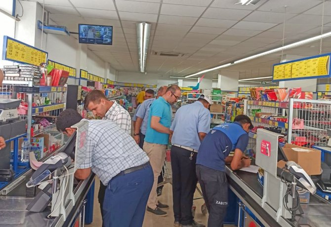 Zincir Marketlerdeki Son Kullanma Tarihi Geçmiş Ürünler Zabıtaya Takıldı
