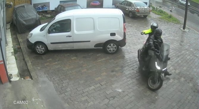 İ̇stanbul’da Oto Tamircisine Silahlı Saldırı Kamerada: Motosikletle Gelip Kurşun Yağdırdılar