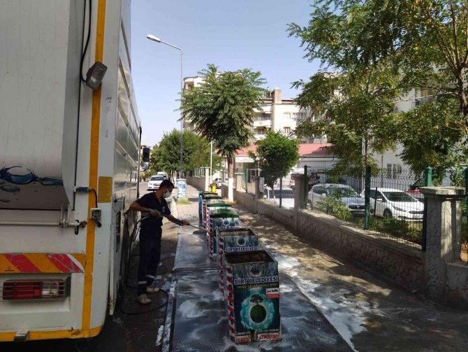 Siirt’te Çöp Konteynerleri Yıkanarak Dezenfekte Ediliyor