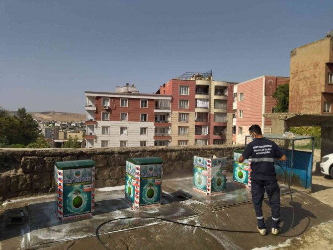 Siirt’te Çöp Konteynerleri Yıkanarak Dezenfekte Ediliyor