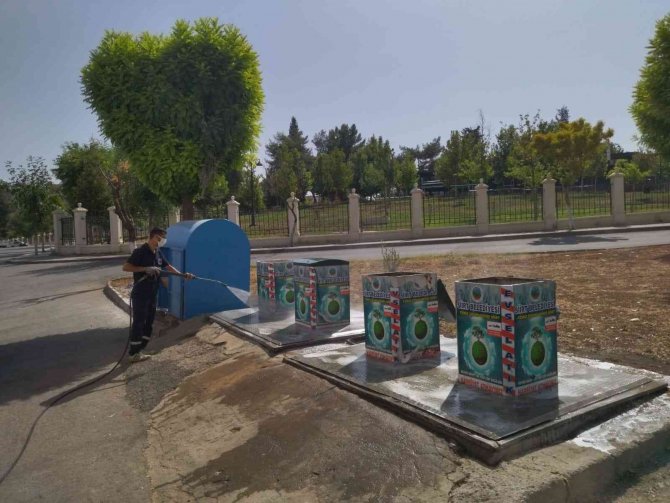 Siirt’te Çöp Konteynerleri Yıkanarak Dezenfekte Ediliyor
