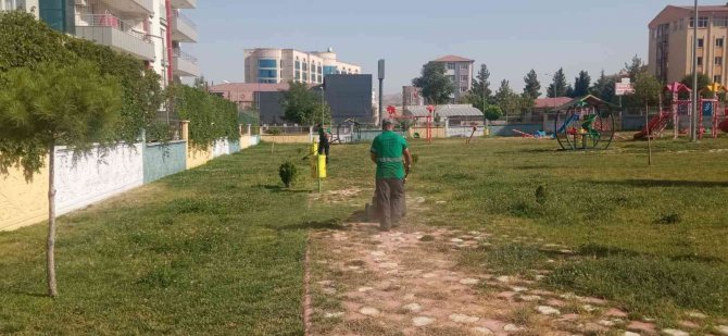Siirt’te Park Ve Bahçelerde Temizlik Ve Bakım Çalışmaları Sürüyor