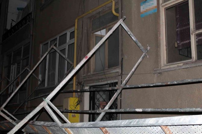 Kamyonetin Çarptığı İskele Karşı Apartmana Devrildi
