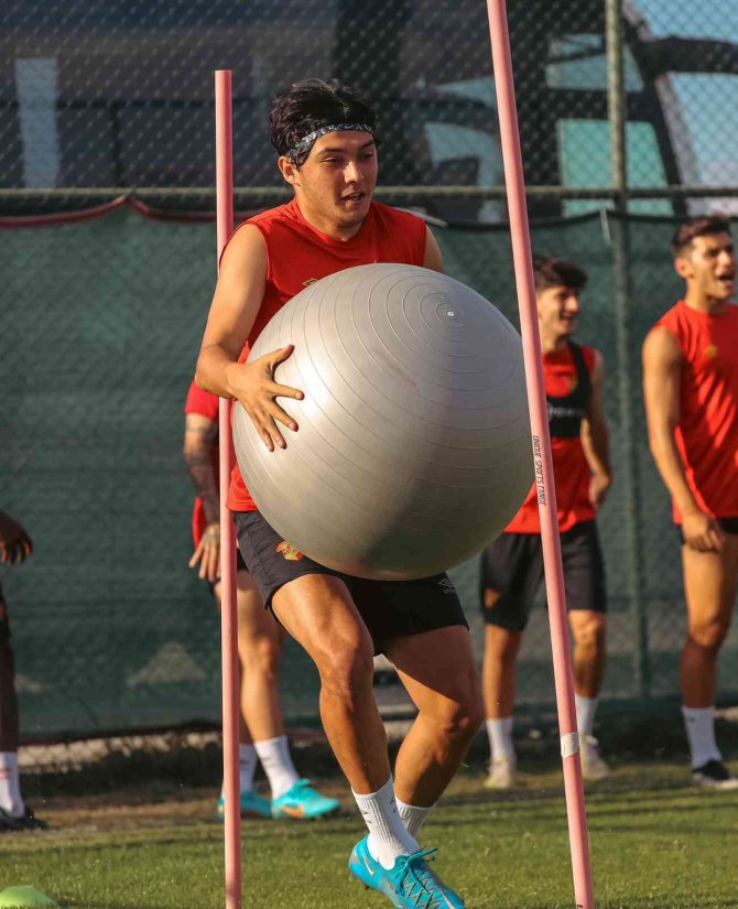 Göztepe’nin Afyonkarahisar Kampı Sürüyor