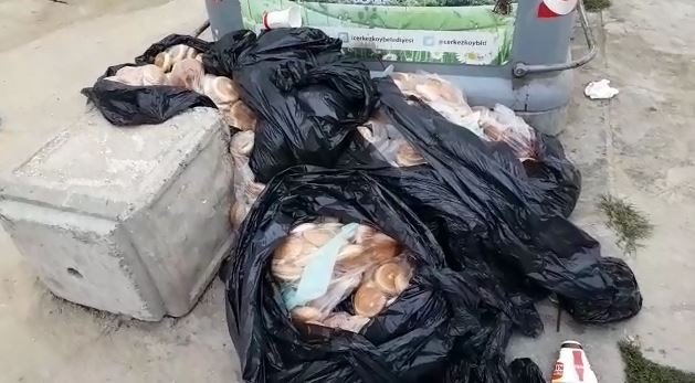 İ̇srafın Böylesi: 15 Poşet Ekmeği Çöpe Bıraktılar