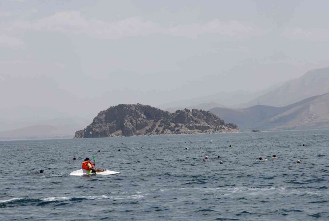 Yüzücüler Kuzu Adası’ndan Akdamar’a Kulaç Açtı