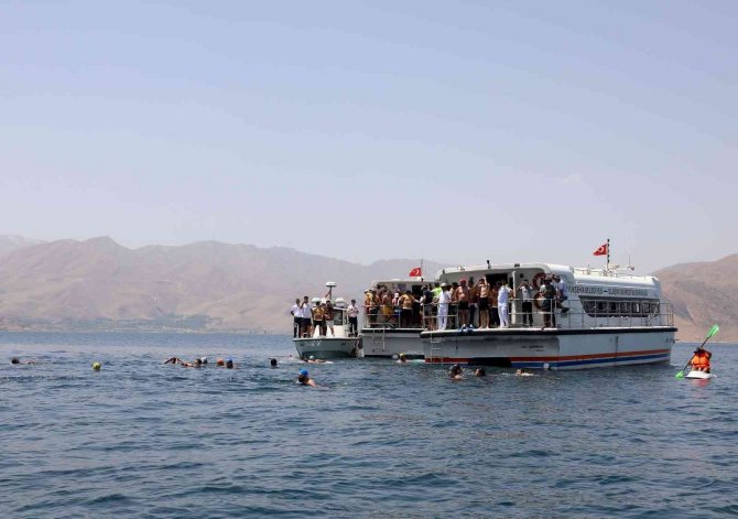 Yüzücüler Kuzu Adası’ndan Akdamar’a Kulaç Açtı