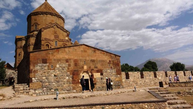 Bayramda Akdamar Adası Ve Ören Yerlerine Ziyaretçi Akını Yaşandı