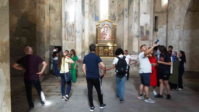Bayramda Akdamar Adası Ve Ören Yerlerine Ziyaretçi Akını Yaşandı
