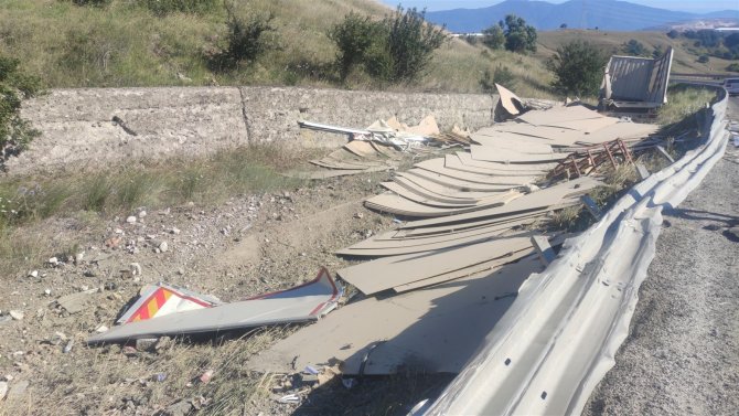 Sunta Yüklü Kamyon Şarampole Uçtu, Sürücü Yaralandı