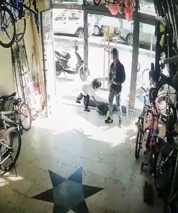 Silivri’de Bir Kadının Çocuklarına İş Yerinden Kedi Çaldırdığı Anlar Kamerada