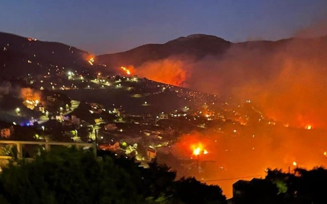 Atina’daki Orman Yangını İkinci Gününde Devam Ediyor