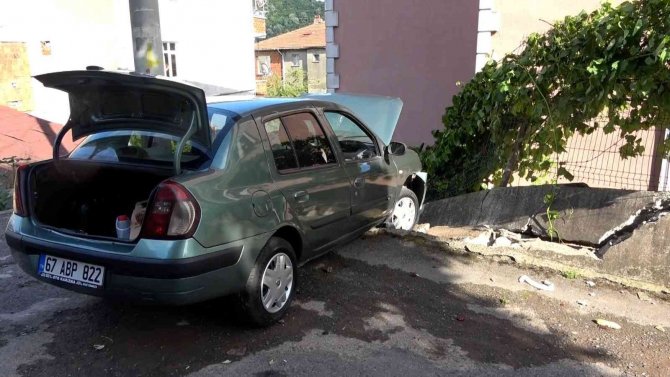 Fren Yerine Gaza Basınca Otomobil Duvara Çarptı