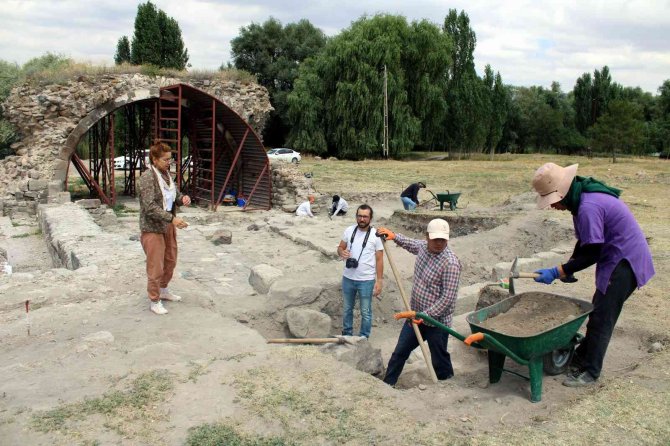 800 Yıllık Selçuklu Sarayı’ndaki Kazılarda Yeni Mekanlar Ortaya Çıkmaya Başladı