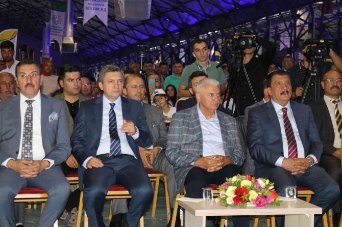 Binali Yıldırım En Güzel Kayısıların Bulunduğu Standı Gezdi