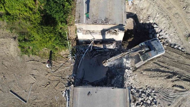 Selde Zarar Gören Kozcağız Köprüsü Yıkılıyor