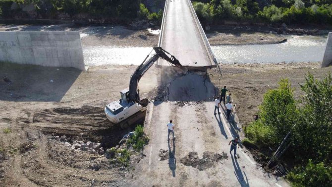Selde Zarar Gören Kozcağız Köprüsü Yıkılıyor