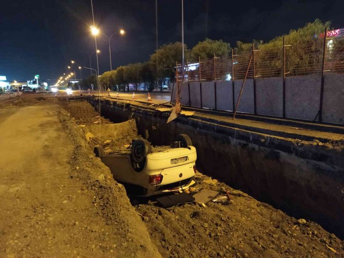 Adana’da Alt Geçit Çalışmasına Otomobil Düştü: 1 Yaralı