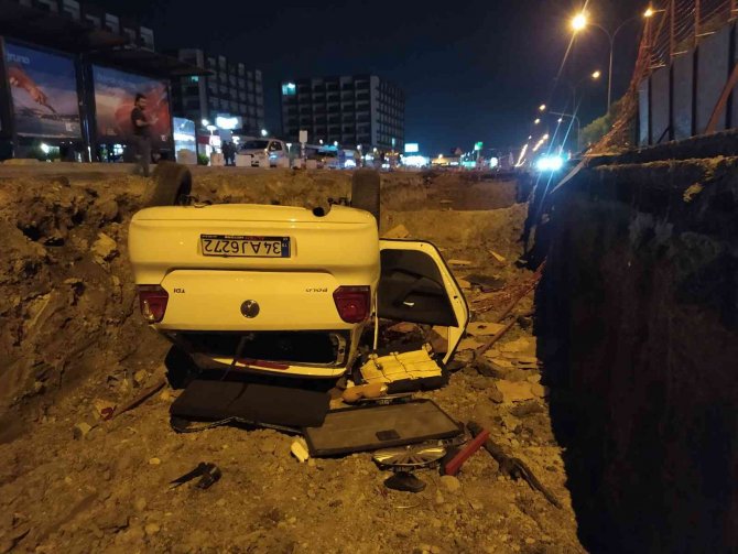 Adana’da Alt Geçit Çalışmasına Otomobil Düştü: 1 Yaralı