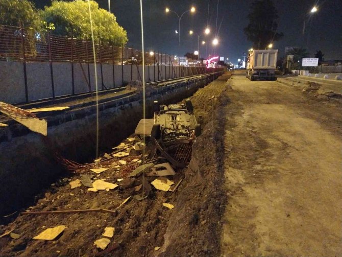 Adana’da Alt Geçit Çalışmasına Otomobil Düştü: 1 Yaralı