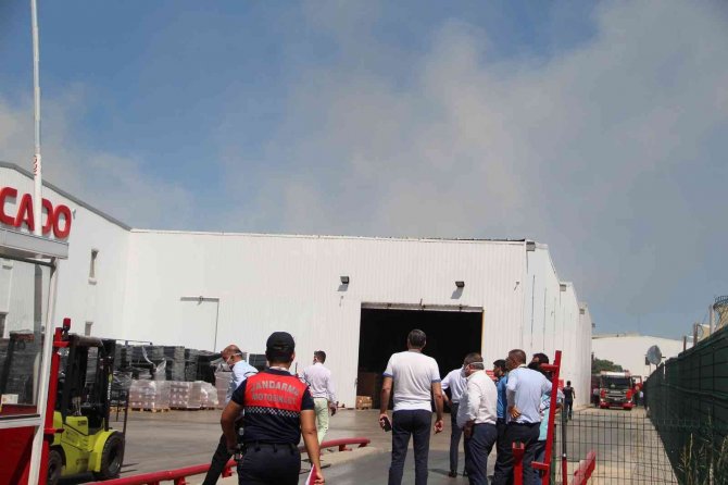Antalya’da Plastik İnşaat Malzemeleri Üreten Fabrikadaki Yangın Korkuttu