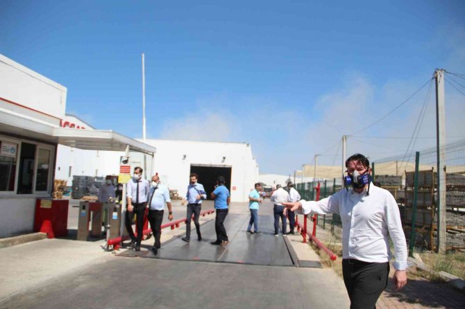 Antalya’da Plastik İnşaat Malzemeleri Üreten Fabrikadaki Yangın Korkuttu