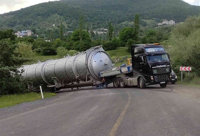 Posof’ta Virajı Dönemeyen Tır Trafiği Felç Etti